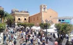 Taormina teme l'effetto guerra: &laquo;Stanno aumentando le disdette&raquo;