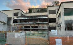 Slittano i lavori per l'ex scuola Ugo Foscolo, attesa di 6 mesi ancora per l'hub per le politiche sociali