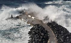 Eolie in ginocchio: mareggiate distruggono il molo di Ginostra e paralizzano i collegamenti