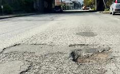 Taormina sommersa dalle buche: proteste alle stelle