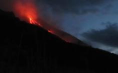 Stromboli, tracimazione lavica e modesta colata nella Sciara del Fuoco