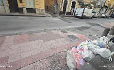 Via Umberto riaperta ma la puzza resta