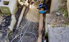 Tubazioni colabrodo: zona Alcantara senza acqua, intervento notturno sotto i binari