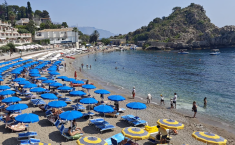 Stangata Taormina, &egrave; in Sicilia la spiaggia che ha registrato il rincaro pi&ugrave; alto d'Italia: la classifica di Altroconsumo