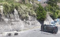 Taormina, imbocca male la curva e l'auto fa un volo di cinque metri gi&ugrave; per la scarpata: feriti tre turisti e un italiano