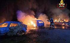 Notte di fiamme in piazza Azzurra: quattro auto distrutte