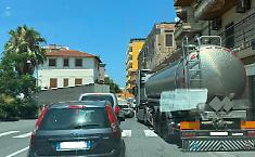 Ferragosto da incubo: lo Stretto si blocca, i Tir restano intrappolati e la Sicilia finisce ostaggio delle inefficienze