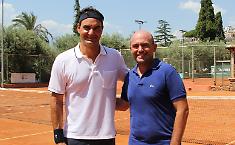 Federer illumina Taormina: mattinata di tennis, sole e stile con Bernard Arnault