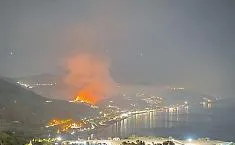 Incendio devasta il comprensorio turistico, sindaci pronti alla denuncia contro ignoti
