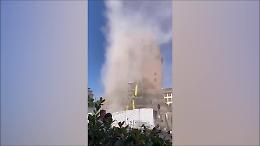 Il crollo della Torre dei Conti a Roma: gli scricchiolii, il cedimento, la polvere: il video dei turisti 