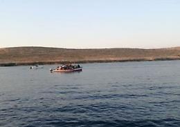 Migranti: altri barchini in arrivo, Lampedusa è sotto assedio