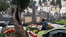 Furti di fiori al cimitero di Catania, due denunciati: sono fiorai!