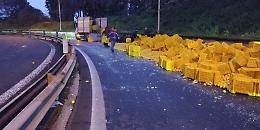 Camion perde carico di limoni sull'A18 nello svincolo di Giarre