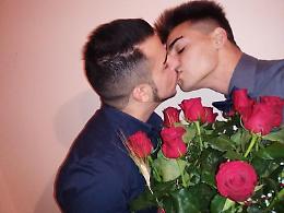 San Valentino, coppia gay vince sui social il contest &ldquo;Vota il bacio pi&ugrave; bello&rdquo;