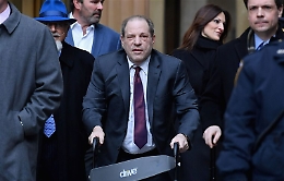 Weinstein colpevole per atto sessuale e stupro rischia fino a 25 anni di galera