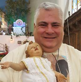 Prima domenica senza messe, ma a Nunziata di Mascali il parroco trova il modo di parlare ai fedeli