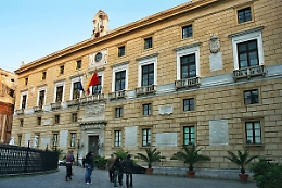 Palermo, polemica sui 1.019 impiegati comunali tenuti a casa a stipendio pieno