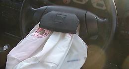 Cerca di riparare air bag ma resta gravemente ferito