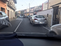 Giarre (CT): automobili in sosta invadono carreggiata