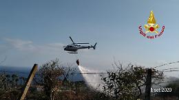 Catania, a fuoco la collina di Vampolieri: gente in strada