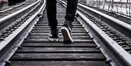 Ragusa, 16enni stesi su binari in stazione per "Daredevil-selfie": bloccati