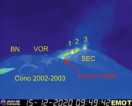Sull'Etna attivit&agrave; stromboliana e lava dalla spaccatura del 13 dicembre