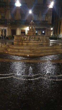 Catania: imbrattata la fontana in piazza Teatro Massimo