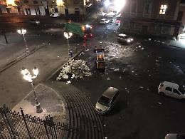 Catania, piazza Carlo Alberto "È così che viene eseguita la differenziata?"
