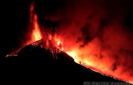 Etna, notte “tranquilla” sul vulcano ma continuano le colate laviche