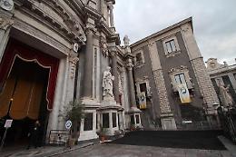 Catania, la svolta in Cattedrale Via lo strato di asfalto dal sagrato