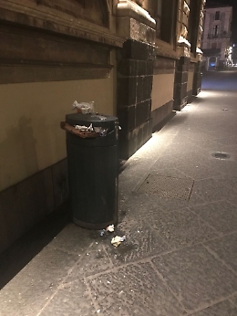 Catania, rifiuti dinnanzi a Palazzo di Citt&agrave;