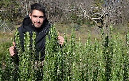 Roberto, un pezzo di terra in regalo per la laurea: "Cos&igrave; costruisco il mio futuro"