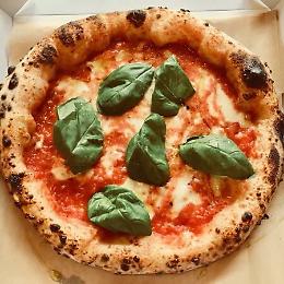 Da Napoli contest social su pizza fatta in casa: in palio corsi per pizzaiolo