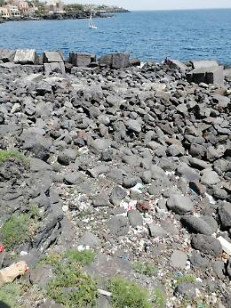 Catania: gli scogli di Ognina adibiti a pattumiera