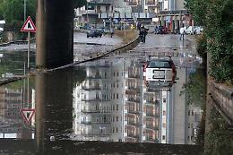 Nubifragio a Palermo, sub dei pompieri salvano donna che rischiava di annegare