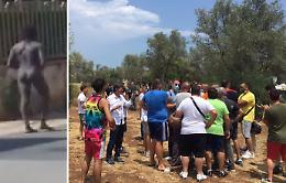 Migrante nudo per strada, a Cassibile protesta contro la baraccopoli