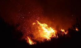 Ancora incendi in Sicilia: vasto rogo a Lipari, anche questo è doloso