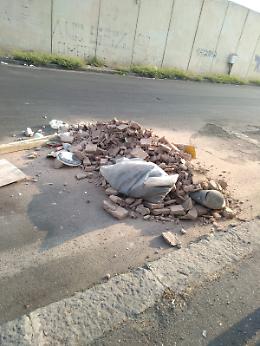 Catania: materiale edile scaricato  in mezzo alla strada