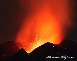 Le fontane di lava e la colata luminosa: le foto dello show notturno dell'Etna