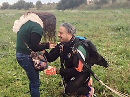 Si lancia da 5mila metri e le chiede: &laquo;Vuoi sposarmi?&raquo;