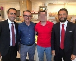 Mafia, nel bar del boss a Palermo 
uno "scatto" di Cancelleri e Di Maio