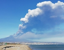 Etna, arriva l'eruzione di Natale:
esplosioni ed emissioni di cenere