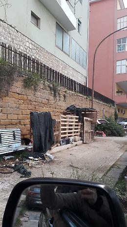 Via Esseneto, quel deposito discarica che nessuno ripulisce