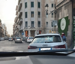 Catania: auto in sosta sulle strisce e i pedoni per strada