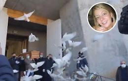 I funerali di Piera Napoli: «Amava la vita, ora canterà davanti a Dio»