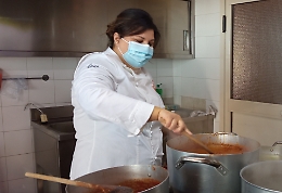 Il gesto d'amore della “regina” di Masterchef: Valeria Raciti ai fornelli per il pranzo solidale