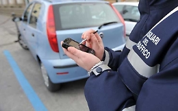 Vittoria, investe ausiliario del traffico per entrare nell'area pedonale