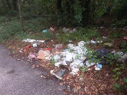 Pedara, via Buonarroti: guardate che scempio!