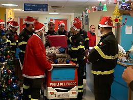 In corsia arriva Babbo Natale: i doni dei vigili del fuoco ai piccoli degenti
