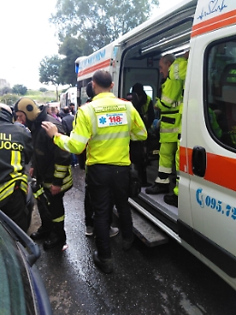 Catania, incendio doloso in viale Grimaldi: 10 intossicati, edificio evacuato